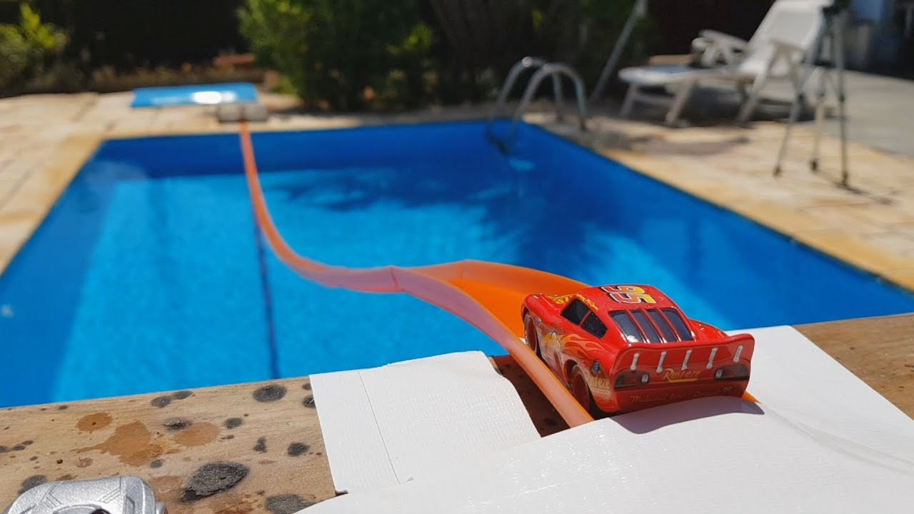 FIZ UMA PONTE GIGANTE NA PISCINA COM PISTAS HOT WHEELS !!!! ( ÁREA SECRETA )
