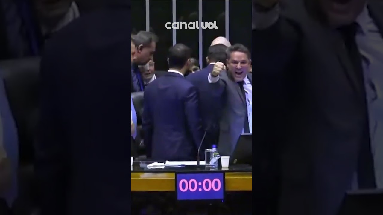 Nikolas Ferreira diz que foi agredido por Camila Jara durante empurra-empurra na Câmara; vídeo